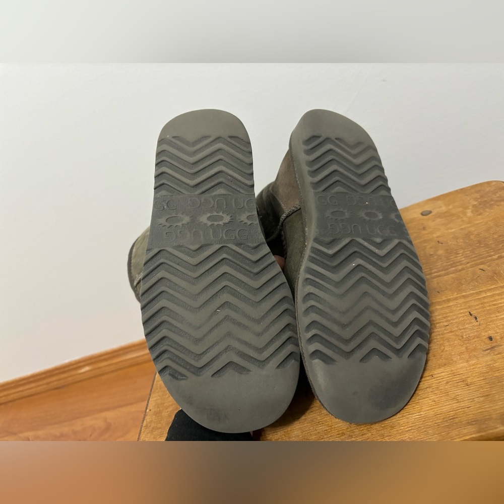 UGG Classic Short Boot - Picture 4 of 8